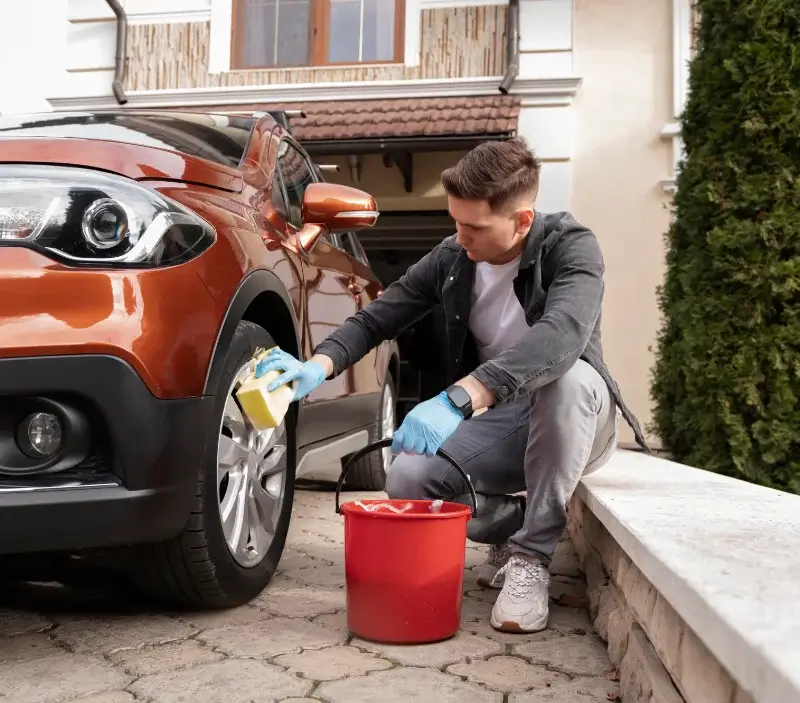 Lavage auto à domicile Villeneuve-Tolosane : professionnel intervenant sur un véhicule